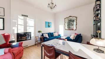 Appartement, uitzicht op bergen | Luxe beddengoed, donsdekens, een strijkplank/strijkijzer