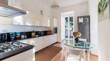 Departamento, vista a la montaña | Ropa de cama de alta calidad, edredón y tabla de planchar con plancha