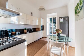 Leilighet, fjellutsikt | Sengetøy av topp kvalitet, dundyner, strykejern/-brett og barnesenger