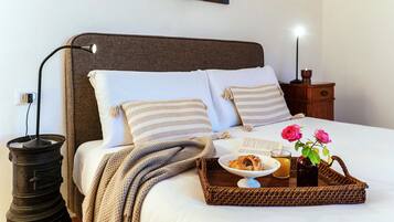 Apartment, Mountain View | Premium bedding, down comforters, iron/ironing board, cribs/infant beds