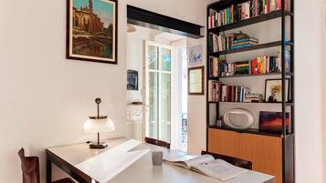 Departamento, vista a la montaña | Ropa de cama de alta calidad, edredón y tabla de planchar con plancha