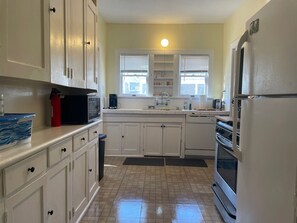 Private kitchen - This property is not available. The website will not let me take it down. sorry (Los Angeles)