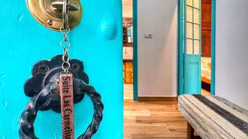 Appartement Deluxe, vue cour intérieure | Coin séjour