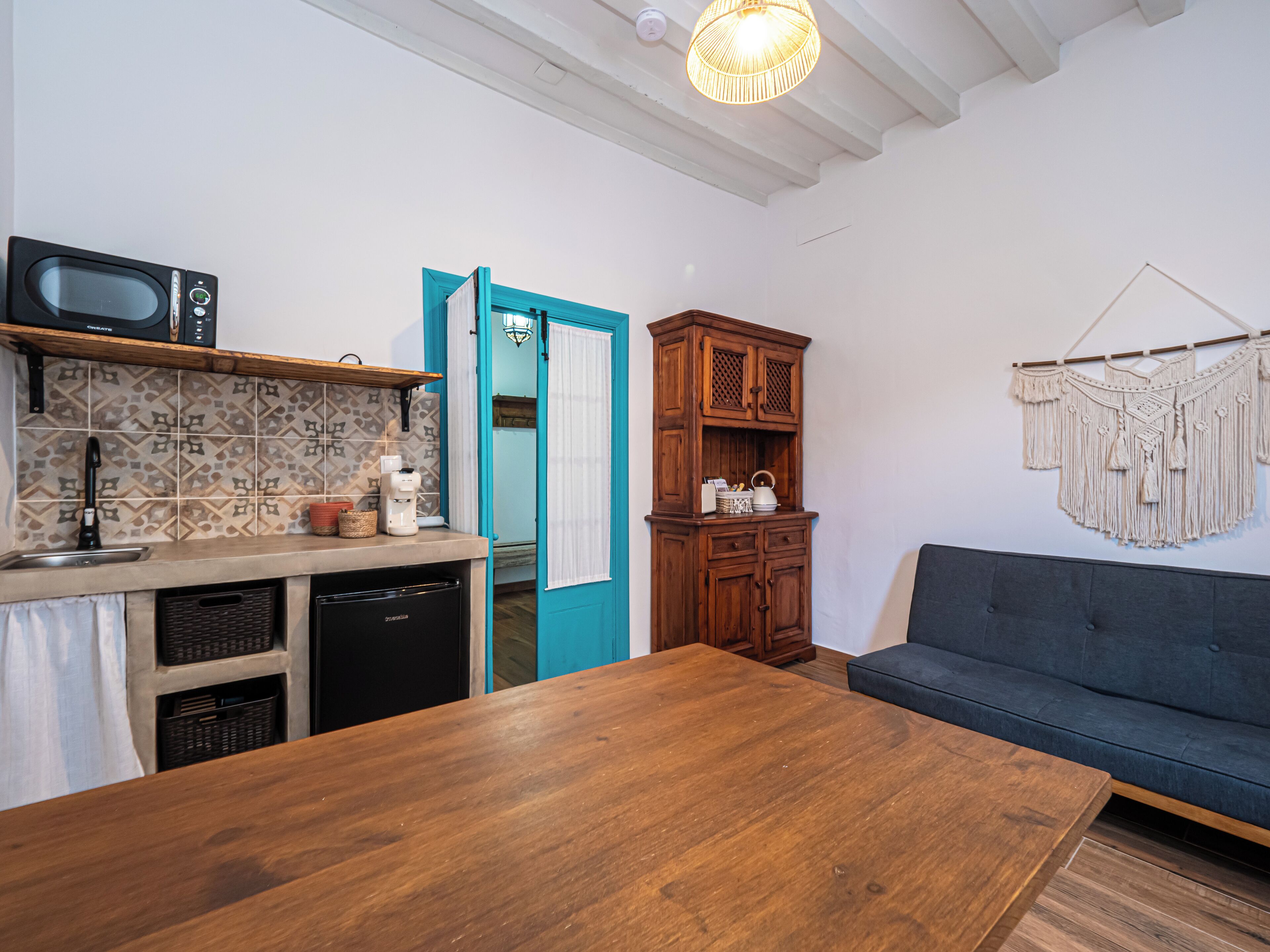 Deluxe appartement, uitzicht op de binnenplaats | Privékeuken | Een koelkast, een microgolfoven, een kookplaat, een espressoapparaat