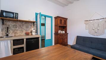 Deluxe appartement, uitzicht op de binnenplaats | Privékeuken | Een koelkast, een microgolfoven, een kookplaat, een espressoapparaat