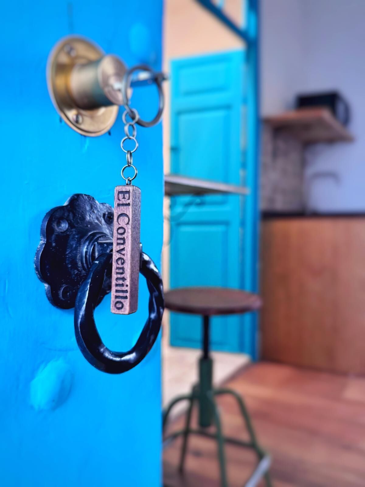 A door handle with a keychain labeled "El Conventillo".