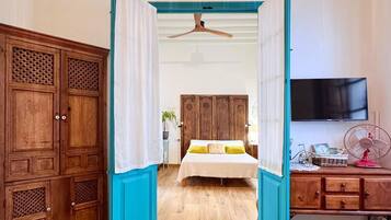 Deluxe Apartment, City View | Living area