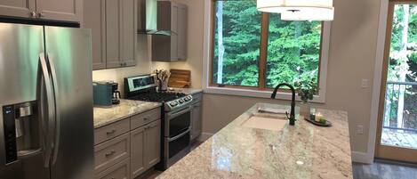 Een magnetron, een oven, een kookplaat, een vaatwasser