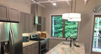 Forest & Brook View Condo – Tranquil Porch, Minutes to TC Breweries & Cafés!