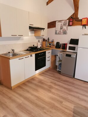 Réfrigérateur, micro-ondes, four, plaque de cuisson