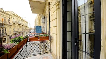 Habitación estándar con 1 cama matrimonial o 2 individuales, balcón | Ropa de cama de alta calidad, camas Select Comfort y minibar