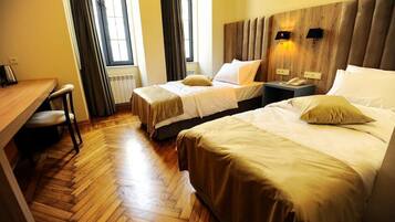 Habitación estándar con 1 cama matrimonial o 2 individuales, vista a la ciudad | Ropa de cama de alta calidad, camas Select Comfort y minibar