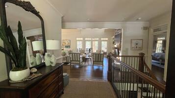 المنشأة من الداخل