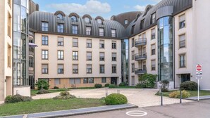 A modern building with a courtyard, featuring multiple balconies and large windows. - Studio 4* with balcony and parking in Bel Air (Luxembourg)