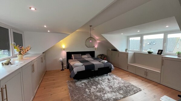 3 slaapkamers, een strijkplank/strijkijzer, internet, beddengoed