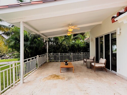 Luxurious 4 bedroom apartment and private pool