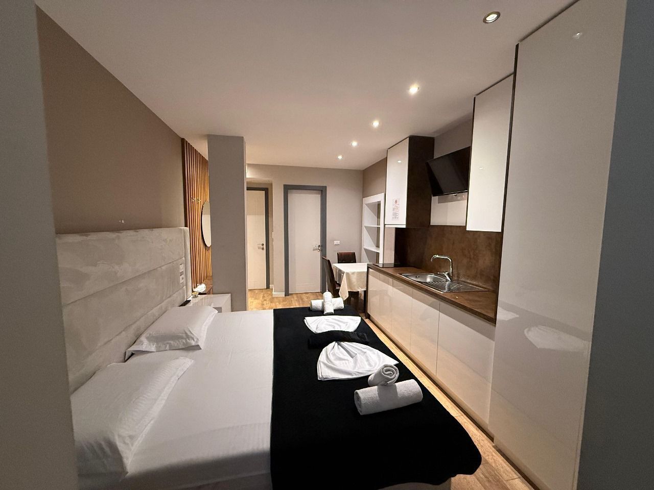 Standard Studio | Desk, free WiFi