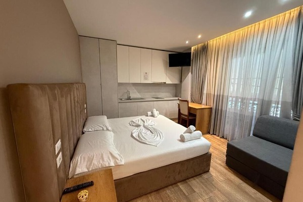 Standard Studio | Desk, free WiFi