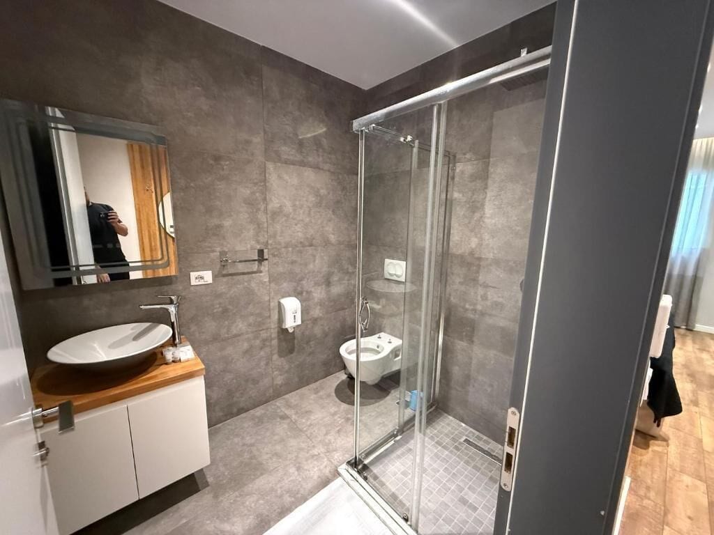 Classic-Studio | Badezimmer | Dusche, Haartrockner, Seife, Shampoo