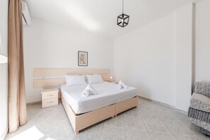 House - 1BR Apartment With Mountain Views Golem (Golem)