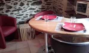 Dining - In the heart of unspoilt nature, stay in a chestnut dryer (Montsalvy)