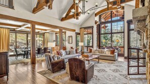 تلفزيون، مدفأة، مكتب