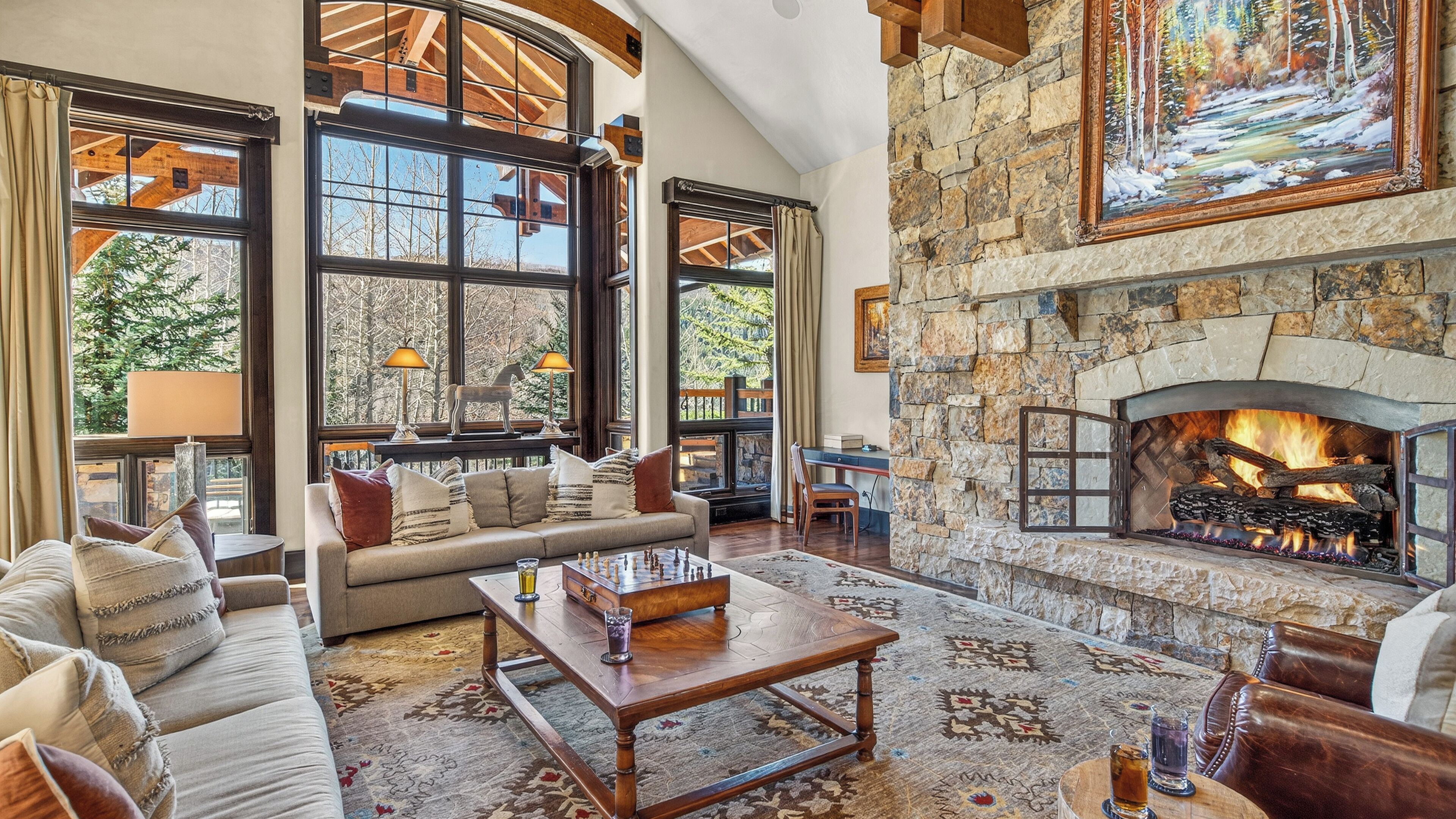 Televisie, een open haard en een kantoor