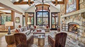 تلفزيون، مدفأة، مكتب