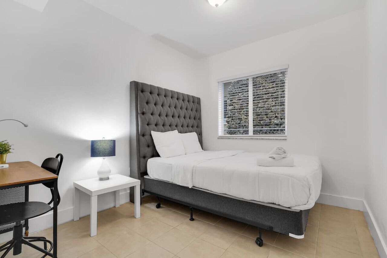 2 間睡房、書桌、熨斗/熨衫板、可攜式嬰兒床