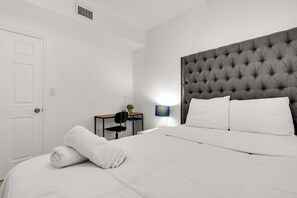 2 bedrooms, desk, iron/ironing board, travel cot - ° Comfy Apt on 8th Street °  Enjoy Latin life (Miami)