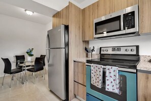 Fridge, microwave, oven, stovetop - ° Cozy Private 2 BR Apt8th st 5min to Brickell   ° (Miami)