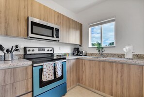 Frigorifero, microonde, forno, piano cottura