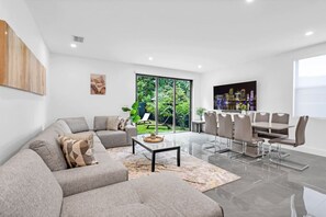 TV, stereo - Luxury House 10 Ppl 3 mins with Pool & Parking (Miami)