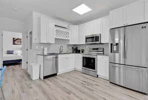 Fridge, microwave, oven, stovetop - °Wonderful 6ppl Apt 5 min walking Design District° (Miami)