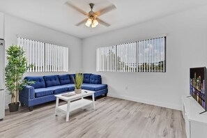 TV - °Stylish Lux Apt 5 min walking to Design District° (Miami)