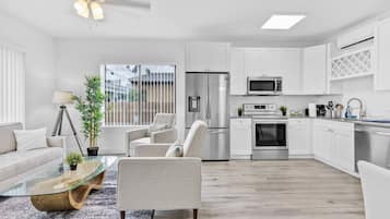 Refrigerador, microondas, horno y parrilla de estufa