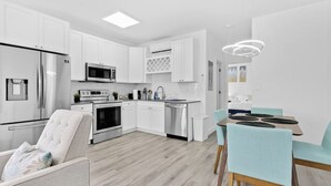 Kaffetrakter/tekoker, kjøleskap, mikrobølgeovn og ovn