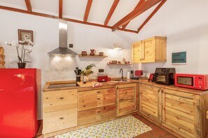 Réfrigérateur, micro-ondes, plaque de cuisson, cafetière/bouilloire