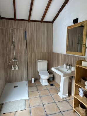 Douche, sèche-cheveux, serviettes fournies