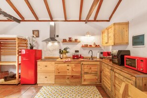 Fridge, microwave, stovetop, coffee/tea maker - Vacation Apartment 'Casa Rural Ruta Del Tajinaste Azul' with Sea View, Wi-Fi & Air Conditioning (Valsequillo)