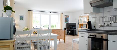 Een koelkast, een microgolfoven, een oven, een kookplaat