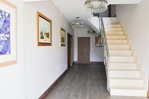 المنشأة من الداخل