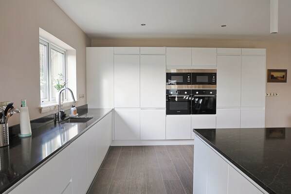 Private kitchen - Discover a Marvellous Building in Donegal for the Ultimate Relaxing Getaway (Donegal)
