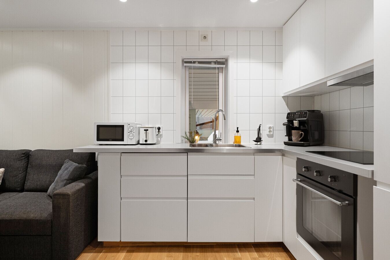 Kjøleskap, mikrobølgeovn, ovn og kokeplater