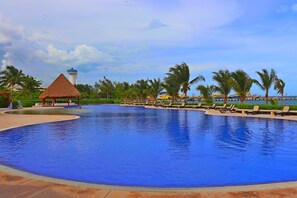 Outdoor pool - 3-bedroom condo in marvelous Cancún with AC (Cancún)