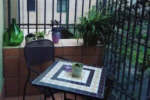 Outdoor dining - 🏖️ Elegance and comfort in the heart of Salerno, 3 minutes from the sea (Salerno)