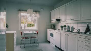 KylskÄp, spishÀll, diskmaskin och kaffe- och tebryggare