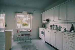 Kylskåp, spishäll, diskmaskin och kaffe- och tebryggare