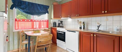 Kjøleskap, ovn, kokeplater og oppvaskmaskin