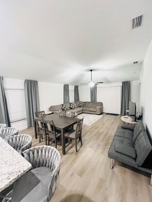 Living area - Wonderful 3-bedroom house with AC in Fort Myers (Fort Myers)